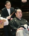 貴ノ浪の断髪式（はさみを入れているのは二子山親方）