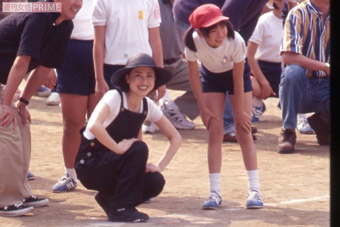 神田沙也加の若い頃（11歳。母・松田聖子と小学校の運動会にて）