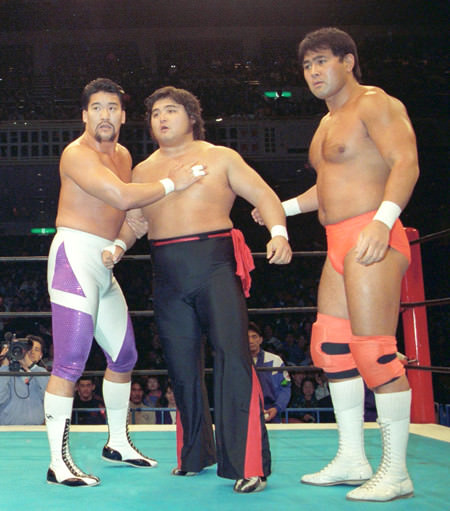 蝶野正洋（左）、橋本真也（中央）、武藤敬司（右）の若い頃（闘魂三銃士時代）