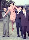 NHKの朝ドラ『凛々と』の制作発表（１９８９年１１月。左から野村宏伸、荻野目洋子、主役の田中実、梨本謙次郎）